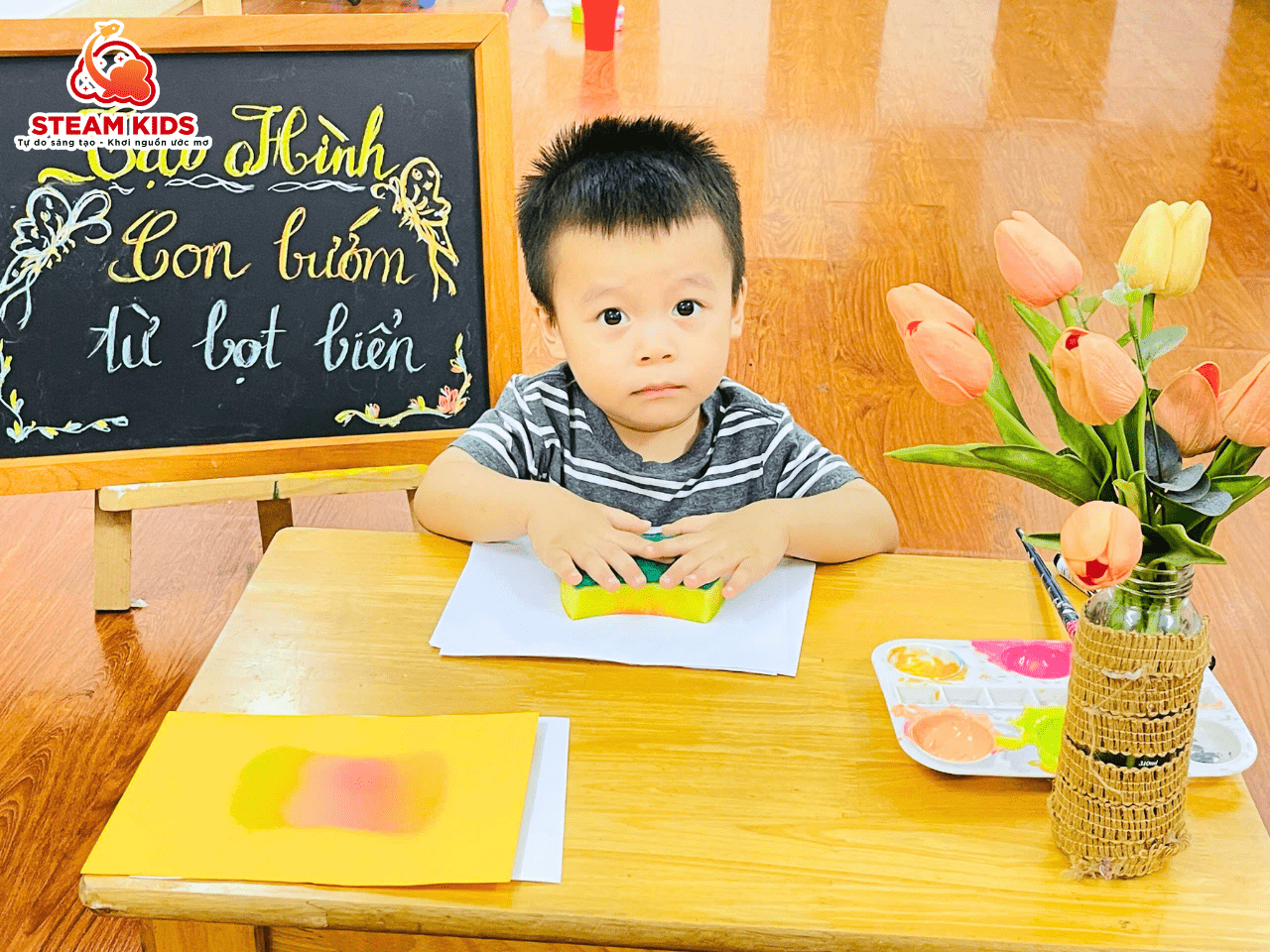 BÉ SÁNG TẠO – IN HÌNH BƯỚM ĐẸP TỪ MIẾNG BỌT BIỂN BÉ SÁNG TẠO – IN HÌNH BƯỚM ĐẸP TỪ MIẾNG BỌT BIỂN - Trường Mầm Non STEAM KIDS