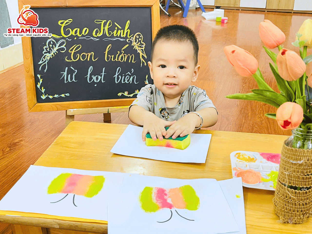 BÉ SÁNG TẠO – IN HÌNH BƯỚM ĐẸP TỪ MIẾNG BỌT BIỂN BÉ SÁNG TẠO – IN HÌNH BƯỚM ĐẸP TỪ MIẾNG BỌT BIỂN - Trường Mầm Non STEAM KIDS