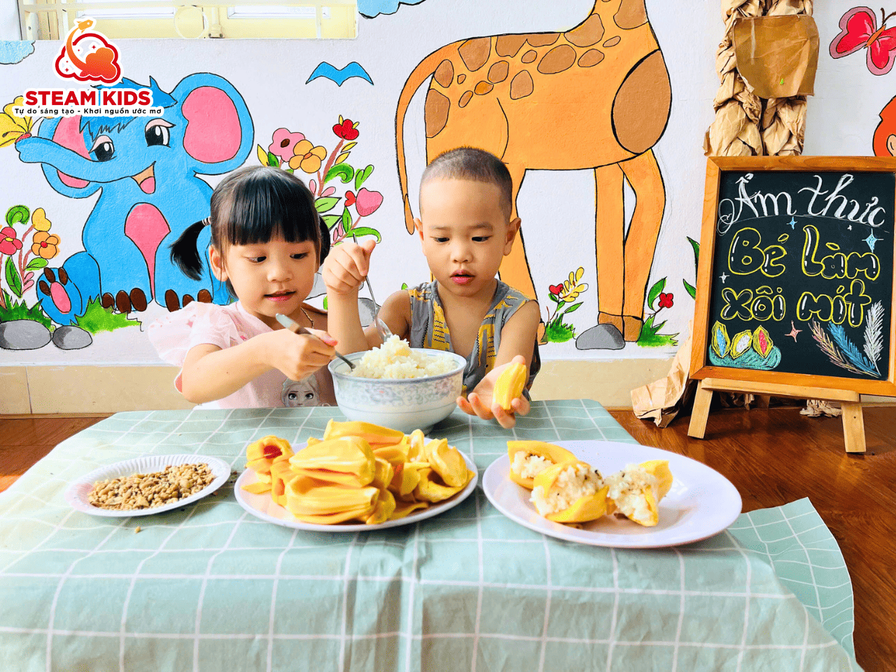 ẨM THỰC CỦA BÉ – KHÉO TAY LÀM MÓN XÔI MÍT NGON ƠI LÀ NGON ẨM THỰC CỦA BÉ – KHÉO TAY LÀM MÓN XÔI MÍT NGON ƠI LÀ NGON - Trường Mầm Non STEAM KIDS