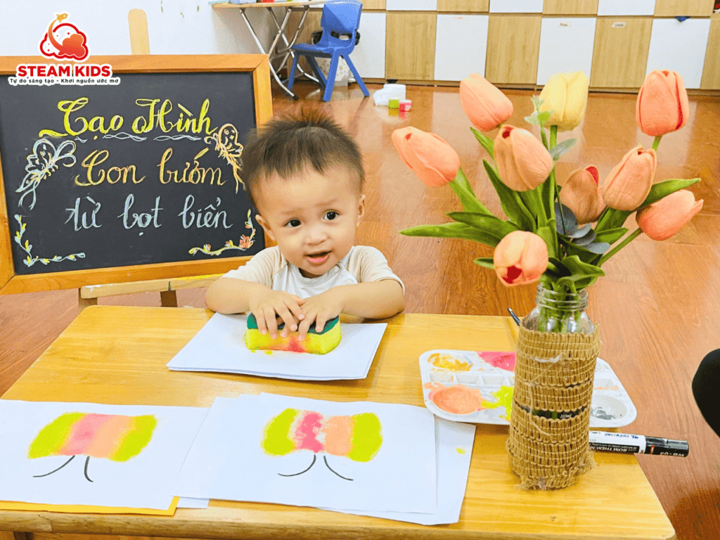 BÉ SÁNG TẠO – IN HÌNH BƯỚM ĐẸP TỪ MIẾNG BỌT BIỂN BÉ SÁNG TẠO – IN HÌNH BƯỚM ĐẸP TỪ MIẾNG BỌT BIỂN - Trường Mầm Non STEAM KIDS