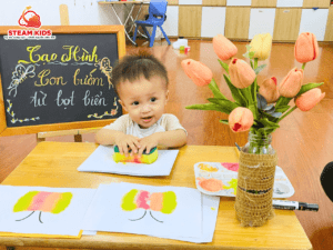 BÉ SÁNG TẠO – IN HÌNH BƯỚM ĐẸP TỪ MIẾNG BỌT BIỂN - Trường Mầm Non STEAM KIDS