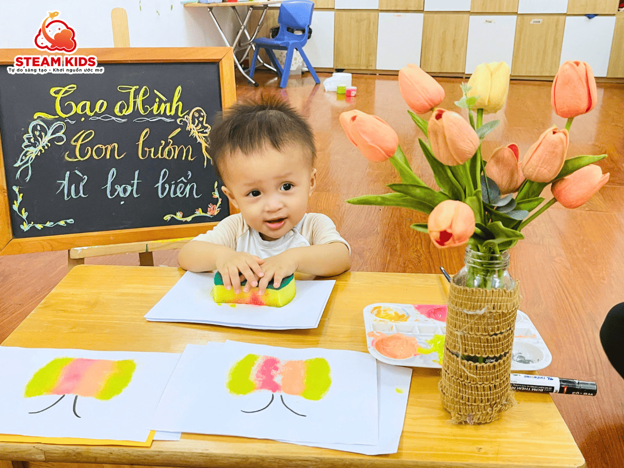 BÉ SÁNG TẠO – IN HÌNH BƯỚM ĐẸP TỪ MIẾNG BỌT BIỂN - Trường Mầm Non STEAM KIDS