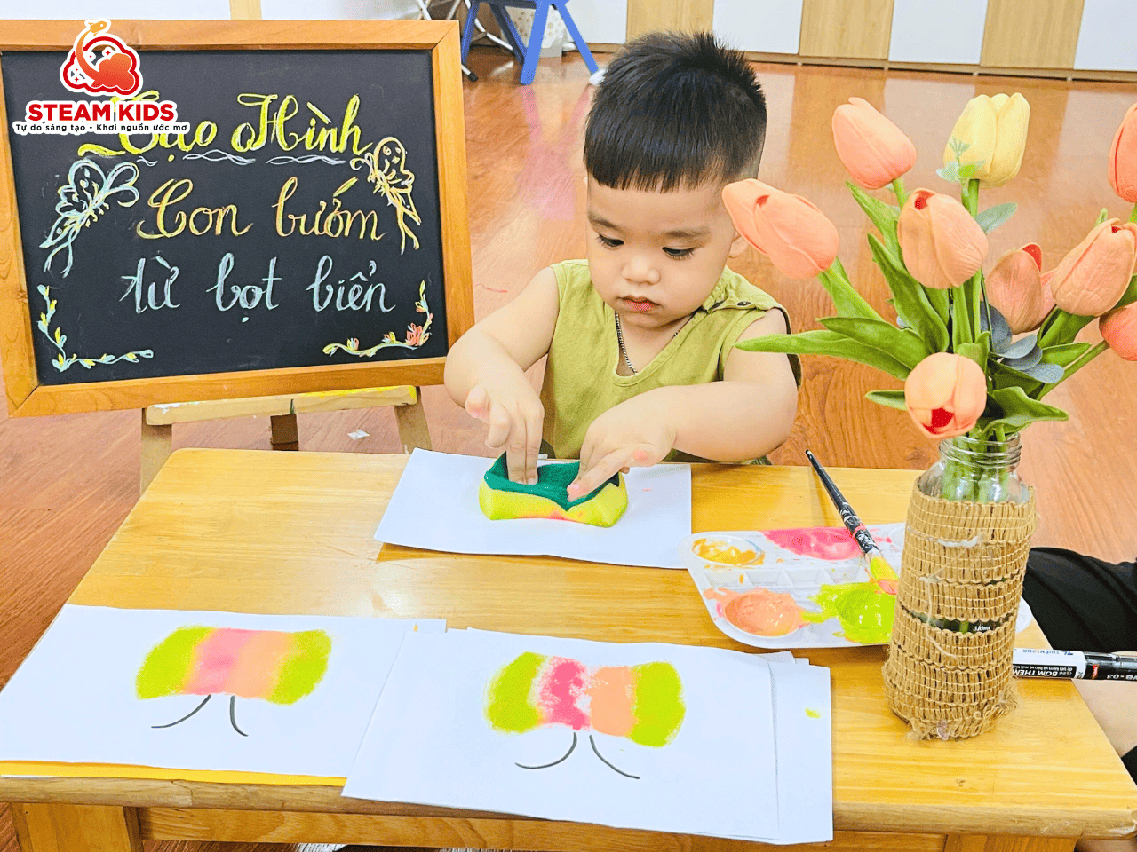 BÉ SÁNG TẠO – IN HÌNH BƯỚM ĐẸP TỪ MIẾNG BỌT BIỂN BÉ SÁNG TẠO – IN HÌNH BƯỚM ĐẸP TỪ MIẾNG BỌT BIỂN - Trường Mầm Non STEAM KIDS