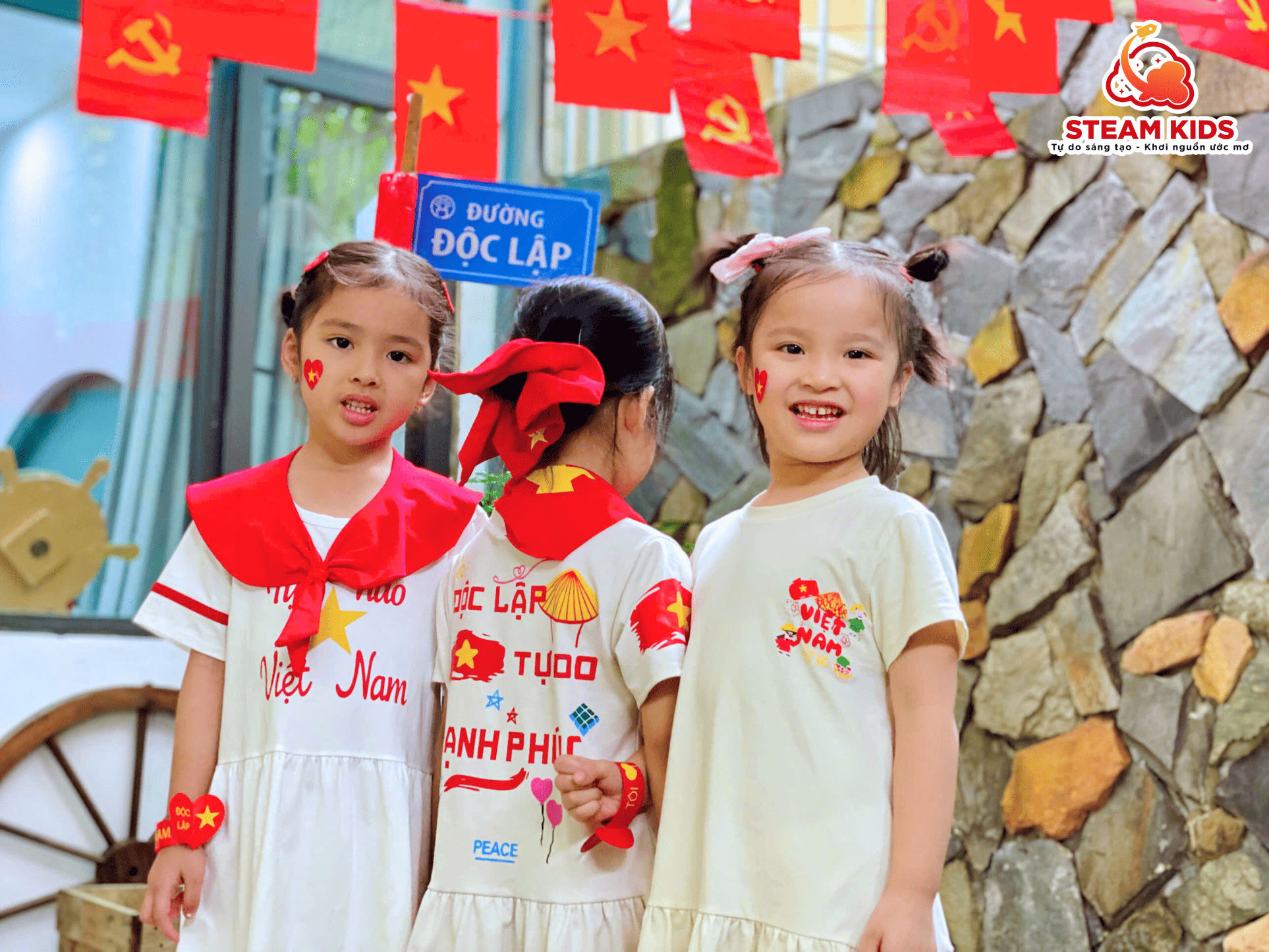 TƯNG BỪNG HOẠT ĐỘNG HƯỞNG ỨNG NGÀY QUỐC KHÁNH 02/09 TẠI MẦM NON STEAM KIDS - Trường Mầm Non STEAM KIDS