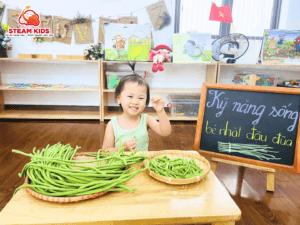 BÉ TẬP LÀM VIỆC NHÀ – NHẶT ĐẬU ĐŨA CÙNG CÁC BẠN NHỎ LỚP STEAM 12 - Trường Mầm Non STEAM KIDS