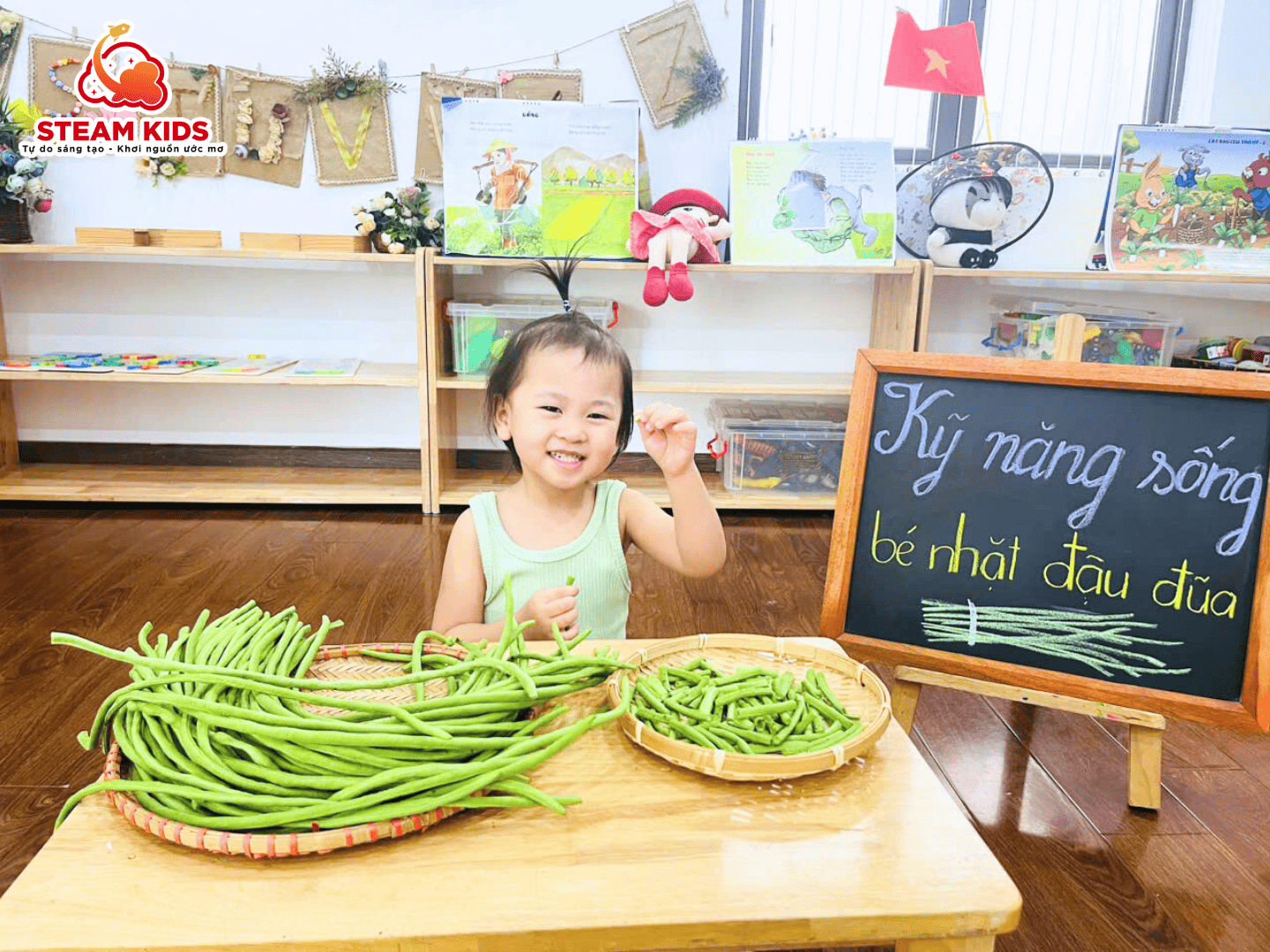 BÉ TẬP LÀM VIỆC NHÀ – NHẶT ĐẬU ĐŨA CÙNG CÁC BẠN NHỎ LỚP STEAM 12 - Trường Mầm Non STEAM KIDS