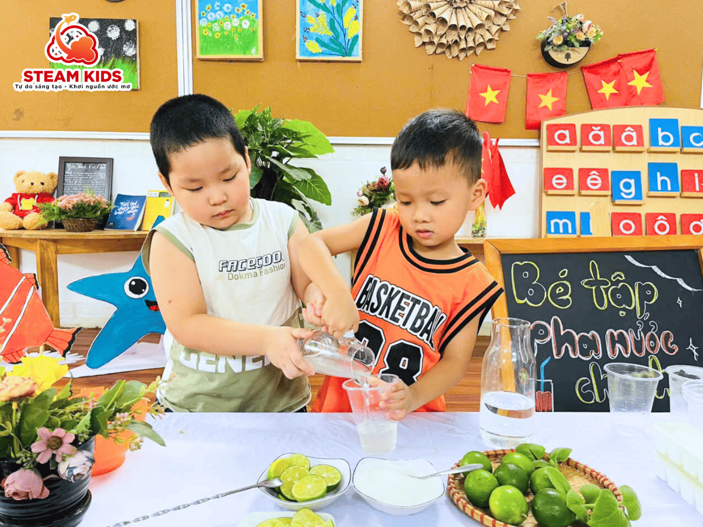 BÉ TẬP PHA NƯỚC CHANH – LỚP STEAM 1 - Trường Mầm Non STEAM KIDS