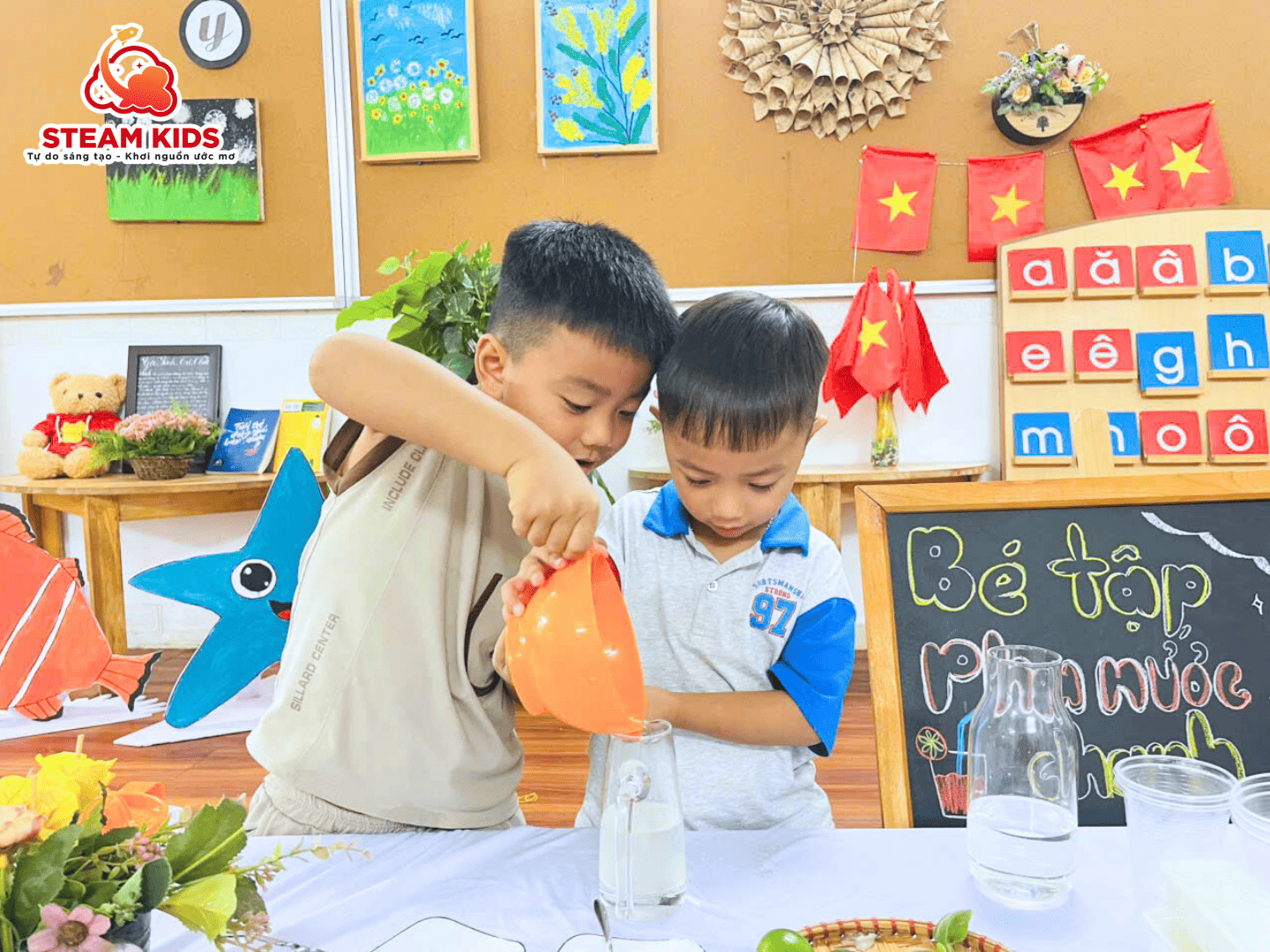 BÉ TẬP PHA NƯỚC CHANH – LỚP STEAM 1 - Trường Mầm Non STEAM KIDS