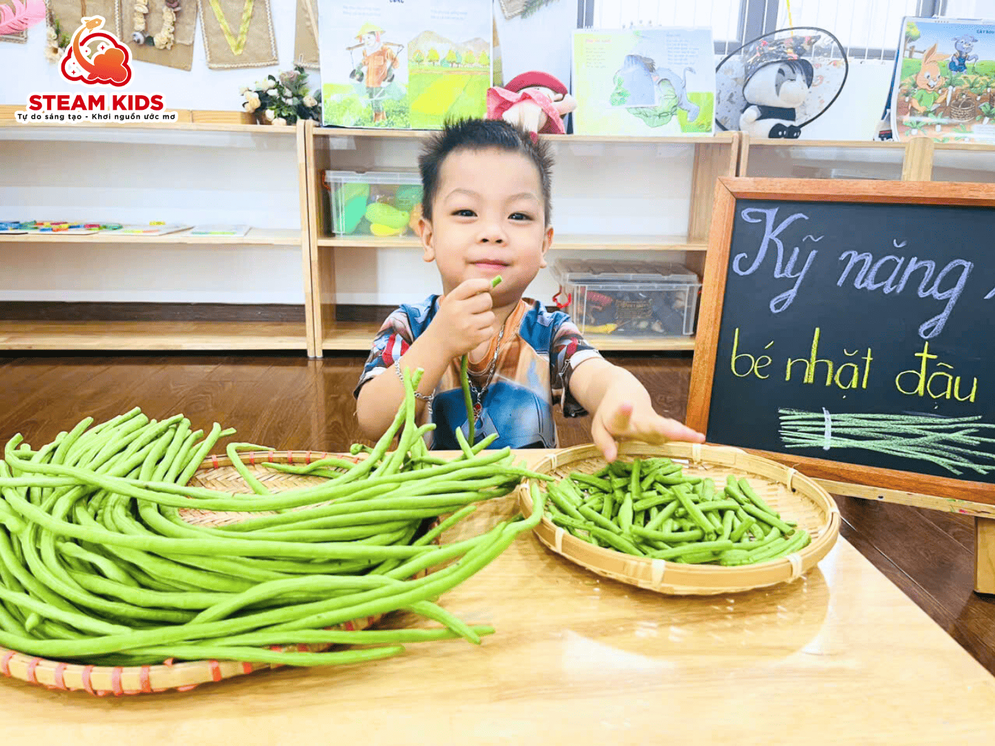 BÉ TẬP LÀM VIỆC NHÀ – NHẶT ĐẬU ĐŨA CÙNG CÁC BẠN NHỎ LỚP STEAM 12 - Trường Mầm Non STEAM KIDS