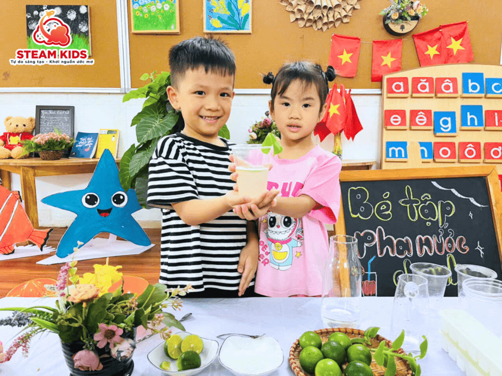 BÉ TẬP PHA NƯỚC CHANH – LỚP STEAM 1 - Trường Mầm Non STEAM KIDS