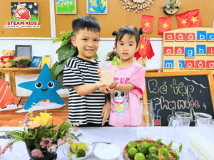 BÉ TẬP PHA NƯỚC CHANH – LỚP STEAM 1 - Trường Mầm Non STEAM KIDS