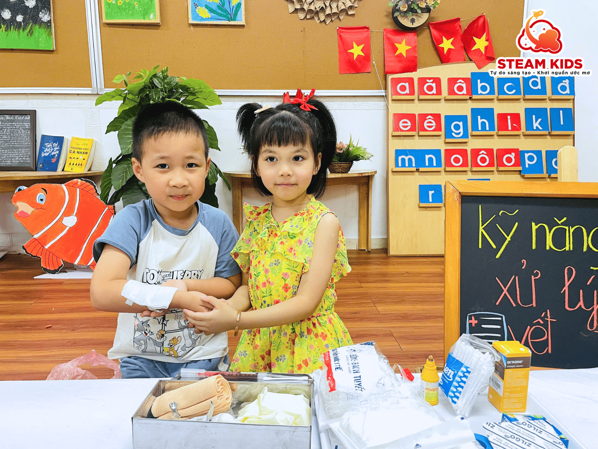 TIẾT HỌC KỸ NĂNG SỐNG: BÉ TỰ XỬ LÝ VẾT THƯƠNG TIẾT HỌC KỸ NĂNG SỐNG: BÉ TỰ XỬ LÝ VẾT THƯƠNG - Trường Mầm Non STEAM KIDS