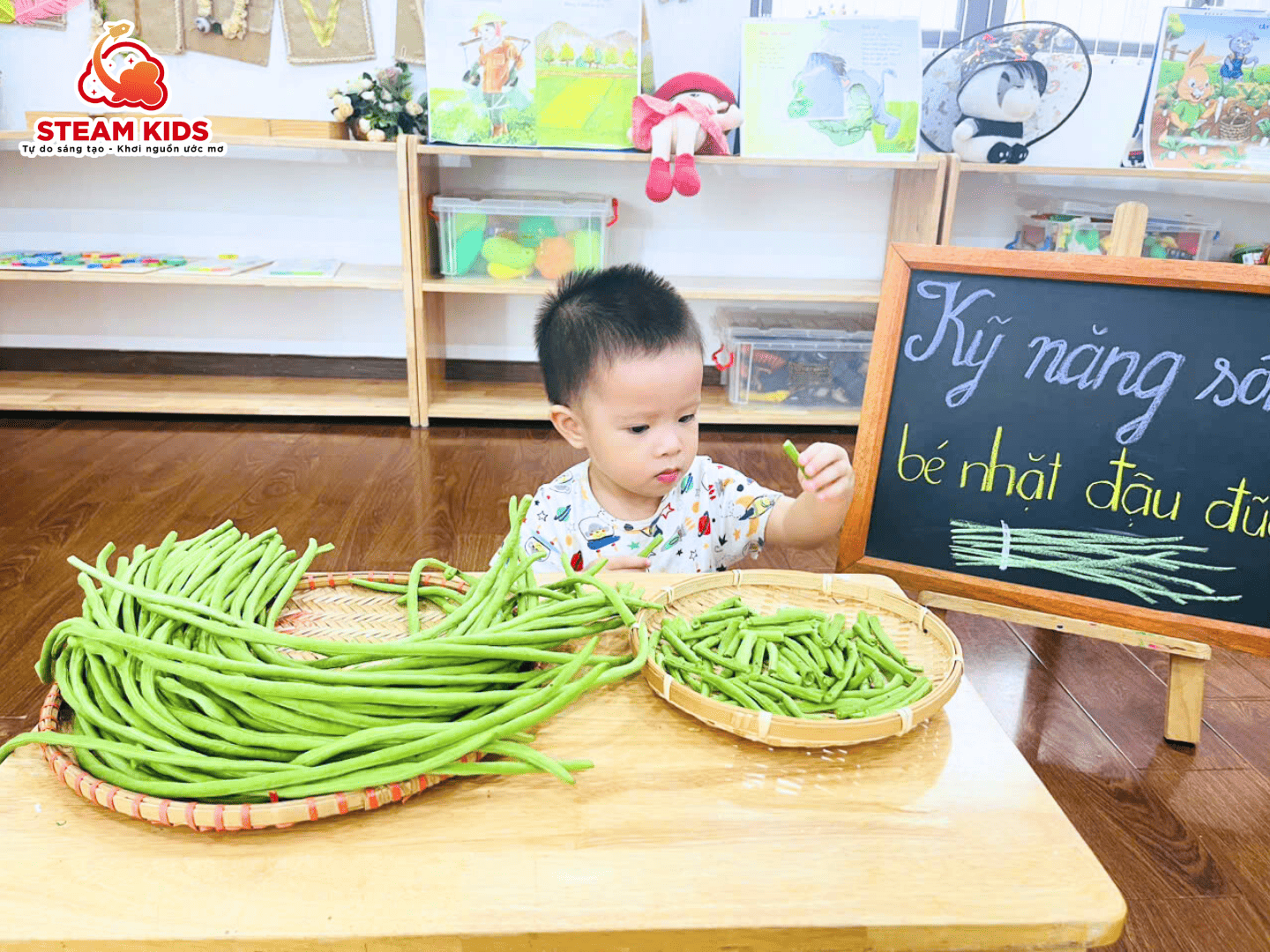 BÉ TẬP LÀM VIỆC NHÀ – NHẶT ĐẬU ĐŨA CÙNG CÁC BẠN NHỎ LỚP STEAM 12 - Trường Mầm Non STEAM KIDS