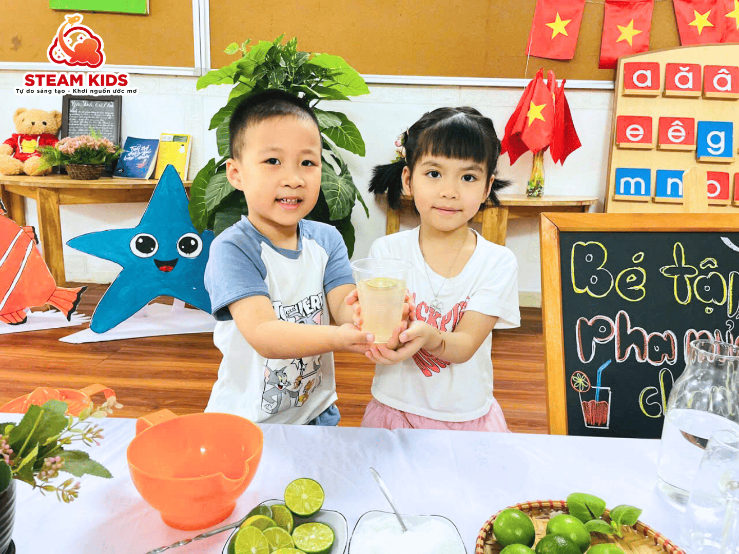 BÉ TẬP PHA NƯỚC CHANH – LỚP STEAM 1 - Trường Mầm Non STEAM KIDS