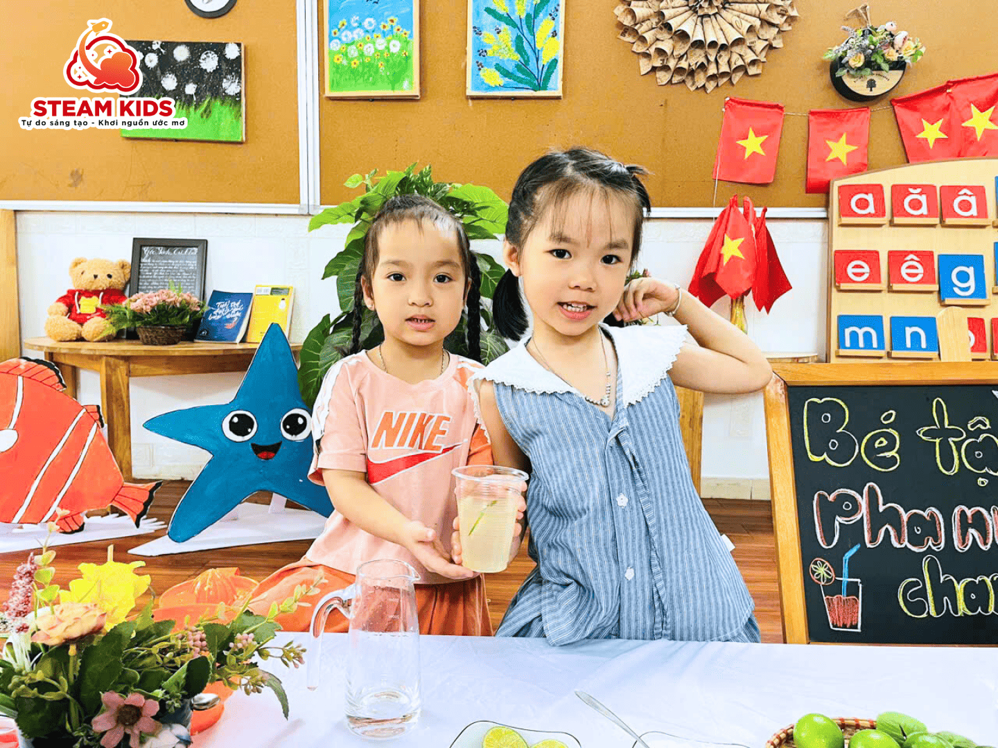 BÉ TẬP PHA NƯỚC CHANH – LỚP STEAM 1 - Trường Mầm Non STEAM KIDS