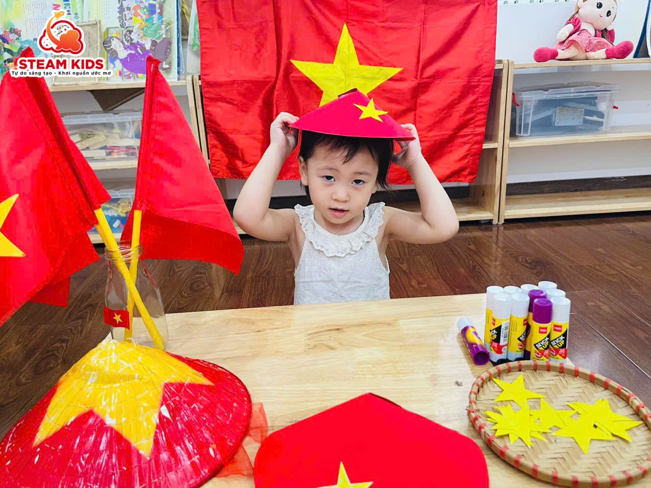 LỚP STEAM 12: CHÀO MỪNG NGÀY QUỐC KHÁNH 2/9 - Trường Mầm Non STEAM KIDS