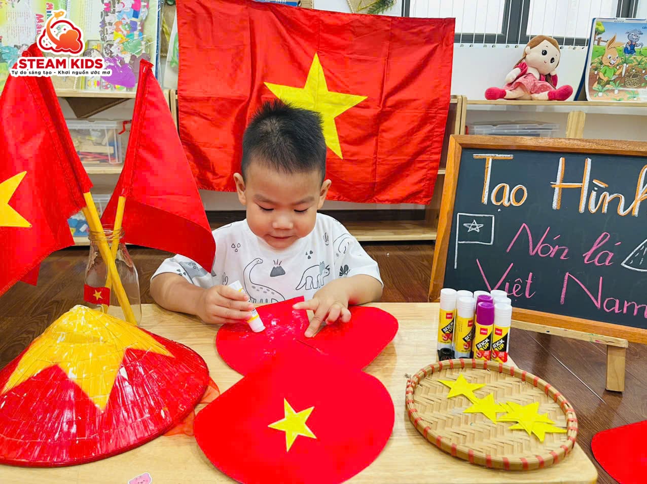 LỚP STEAM 12: CHÀO MỪNG NGÀY QUỐC KHÁNH 2/9 - Trường Mầm Non STEAM KIDS