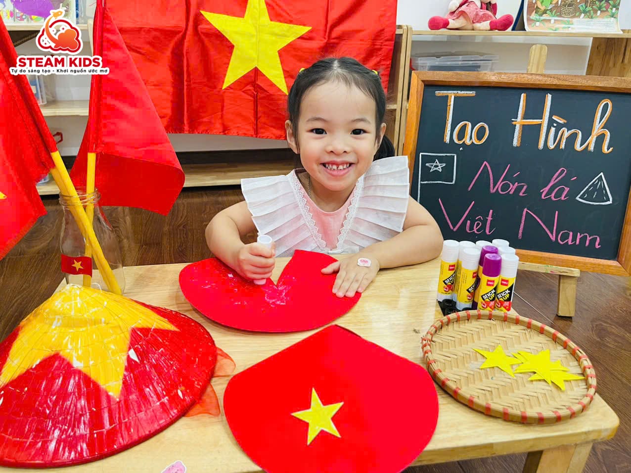 LỚP STEAM 12: CHÀO MỪNG NGÀY QUỐC KHÁNH 2/9 - Trường Mầm Non STEAM KIDS