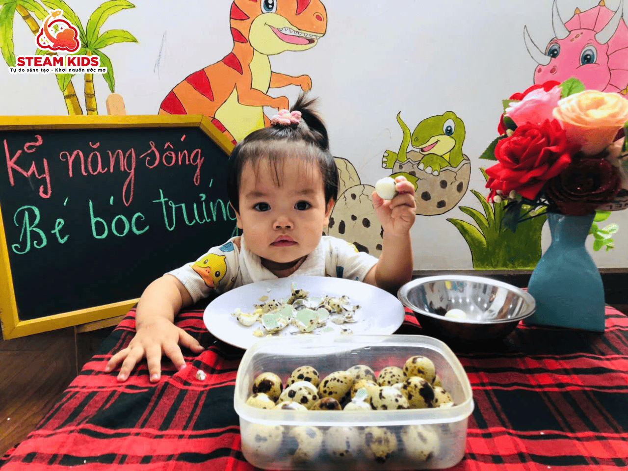 GIỜ HỌC KỸ NĂNG SỐNG – CÁC BÉ LỚP STEAM 13 TẬP BÓC TRỨNG CÚT GIỜ HỌC KỸ NĂNG SỐNG – CÁC BÉ LỚP STEAM 13 TẬP BÓC TRỨNG CÚT - Trường Mầm Non STEAM KIDS