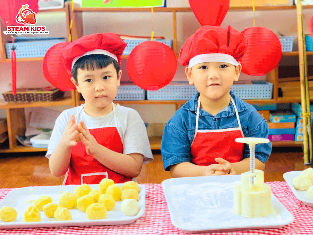 BÉ LÀM BÁNH TRUNG THU – TRẢI NGHIỆM NGỌT NGÀO CỦA LỚP STEAM 2 - Trường Mầm Non STEAM KIDS
