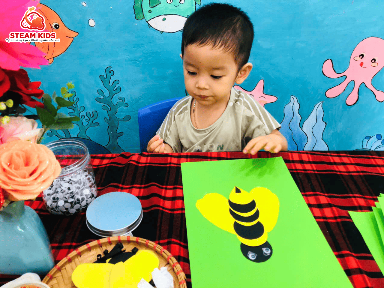 MỸ THUẬT SÁNG TẠO – LỚP STEAM 13 LÀM CHÚ ONG ĐÁNG YÊU - Trường Mầm Non STEAM KIDS