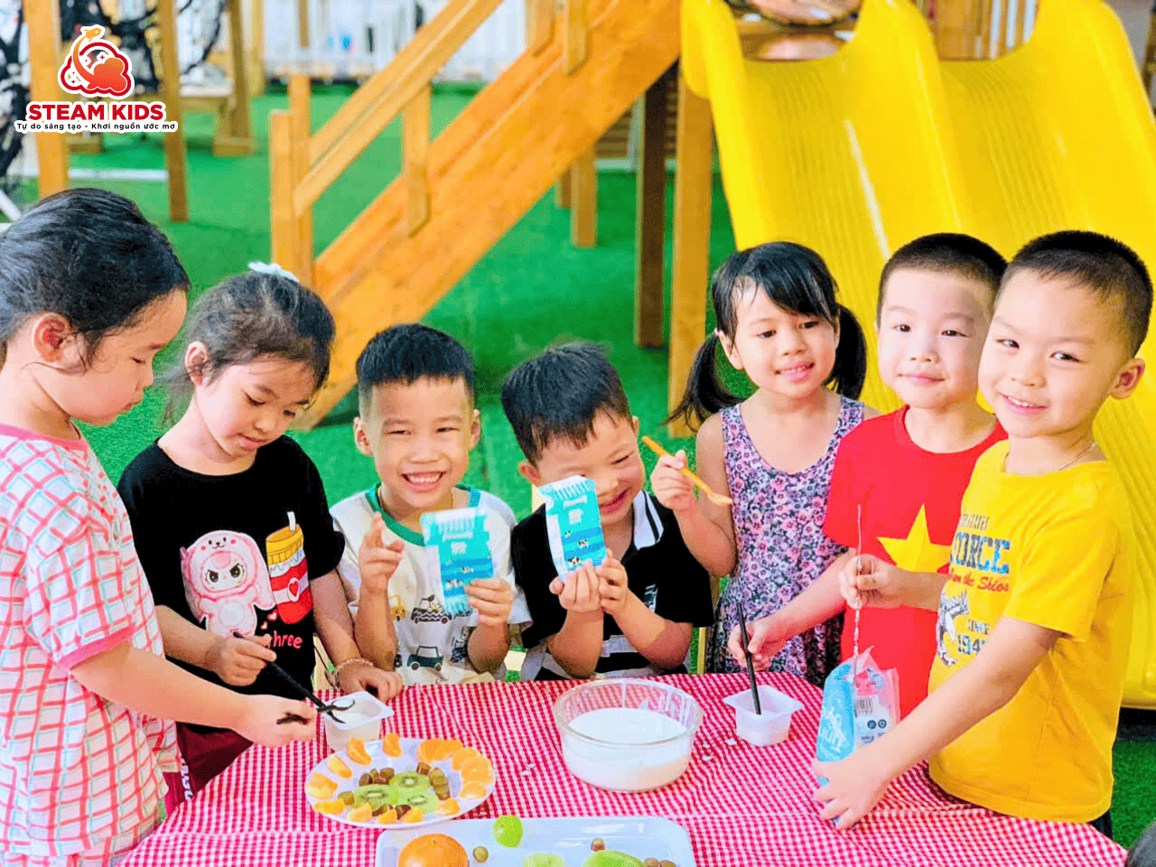 BÉ TỰ TAY LÀM THẠCH TRÁI CÂY – HƯƠNG VỊ MÙA HÈ TƯƠI NGON BÉ TỰ TAY LÀM THẠCH TRÁI CÂY – HƯƠNG VỊ MÙA HÈ TƯƠI NGON - Trường Mầm Non STEAM KIDS