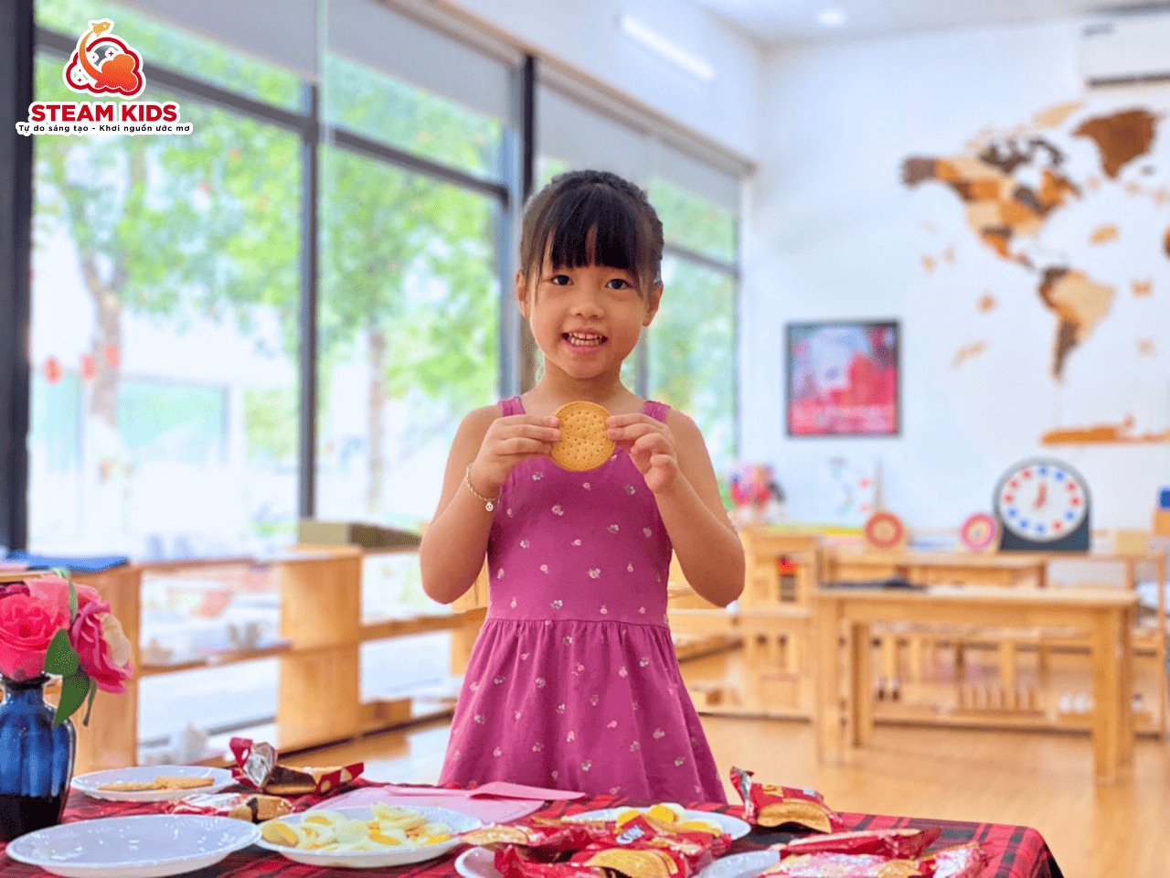 NGỌT NGÀO HƯƠNG VỊ BÁNH QUY KẸP TRỨNG NGỌT NGÀO HƯƠNG VỊ BÁNH QUY KẸP TRỨNG - Trường Mầm Non STEAM KIDS