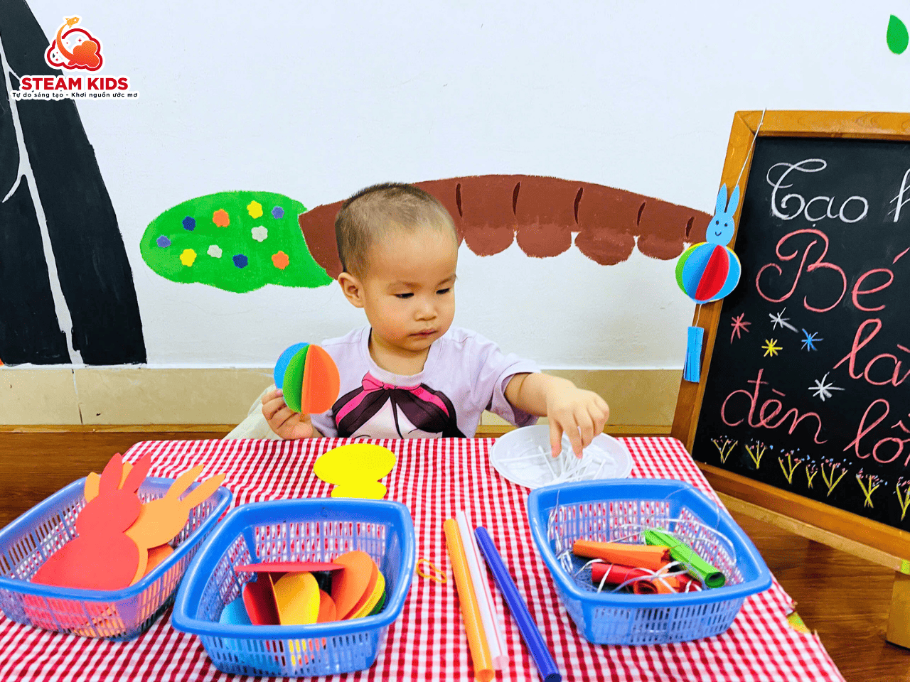 TRUNG THU RỰC RỠ – BÉ LÀM ĐÈN LỒNG XINH TRUNG THU RỰC RỠ – BÉ LÀM ĐÈN LỒNG XINH - Trường Mầm Non STEAM KIDS