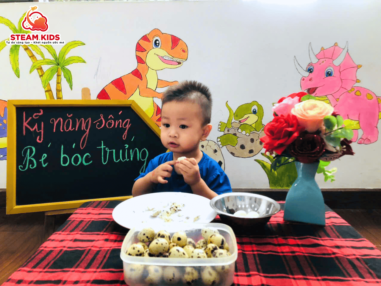 GIỜ HỌC KỸ NĂNG SỐNG – CÁC BÉ LỚP STEAM 13 TẬP BÓC TRỨNG CÚT - Trường Mầm Non STEAM KIDS