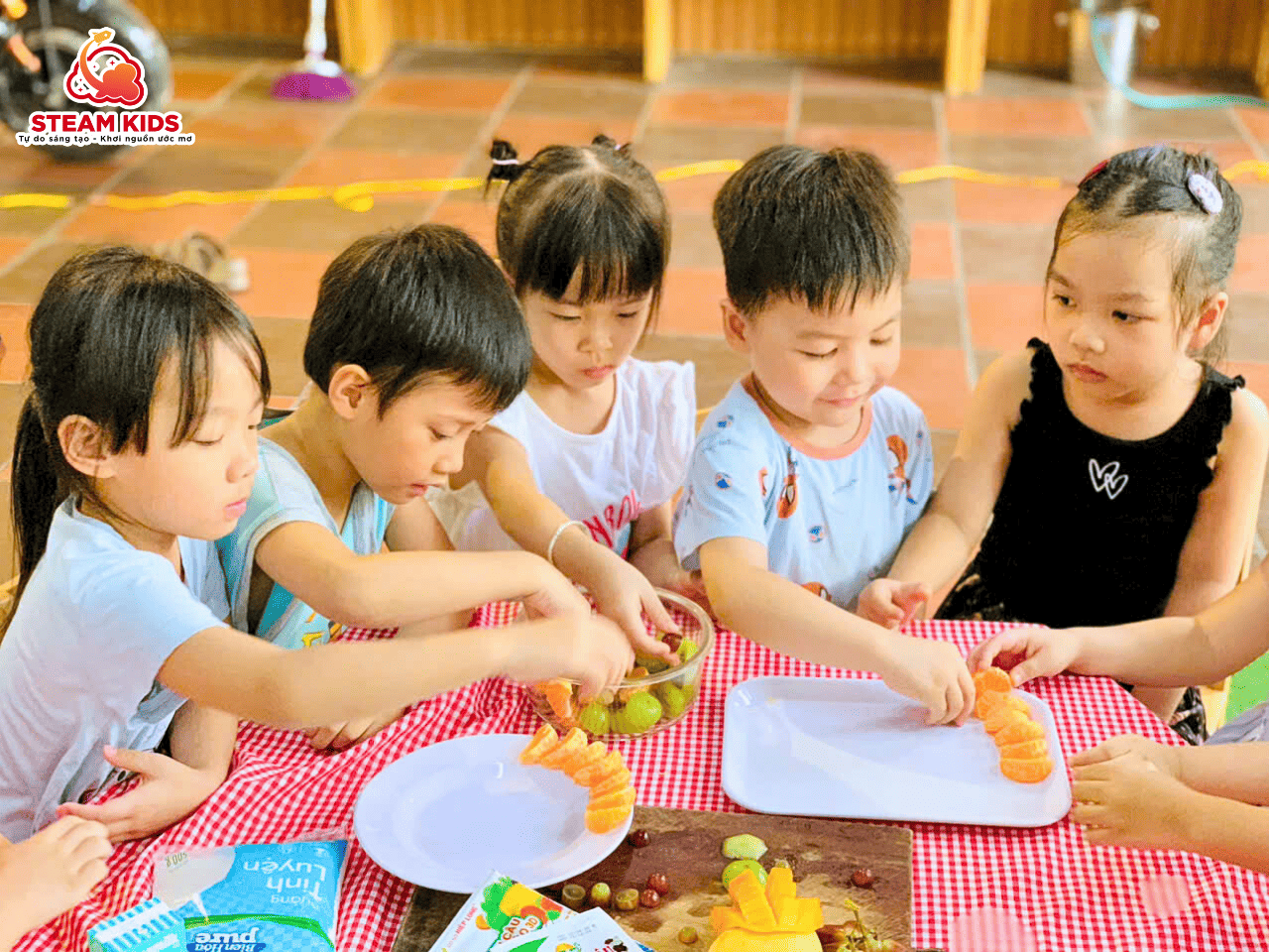 BÉ TỰ TAY LÀM THẠCH TRÁI CÂY – HƯƠNG VỊ MÙA HÈ TƯƠI NGON BÉ TỰ TAY LÀM THẠCH TRÁI CÂY – HƯƠNG VỊ MÙA HÈ TƯƠI NGON - Trường Mầm Non STEAM KIDS