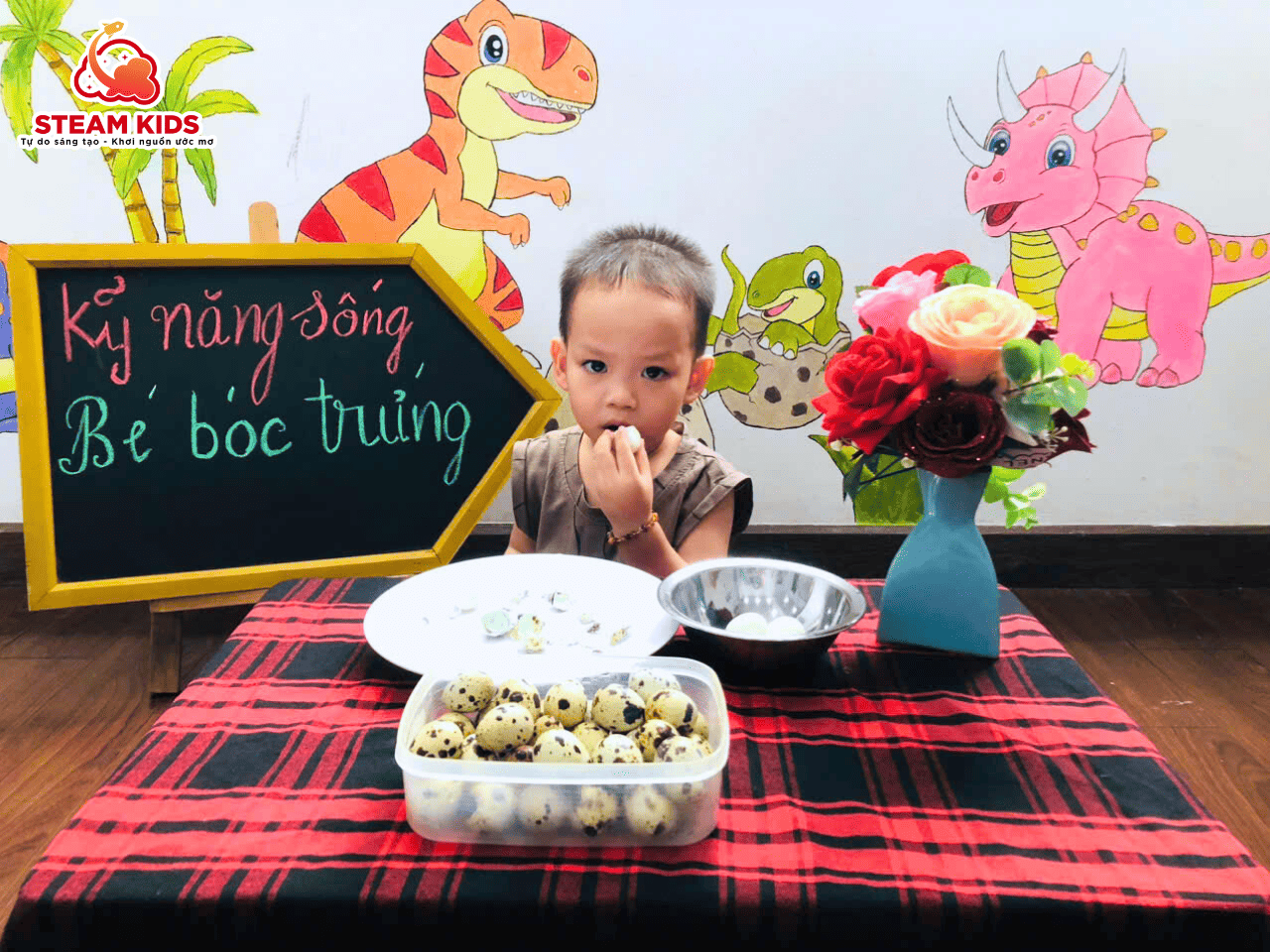 GIỜ HỌC KỸ NĂNG SỐNG – CÁC BÉ LỚP STEAM 13 TẬP BÓC TRỨNG CÚT GIỜ HỌC KỸ NĂNG SỐNG – CÁC BÉ LỚP STEAM 13 TẬP BÓC TRỨNG CÚT - Trường Mầm Non STEAM KIDS