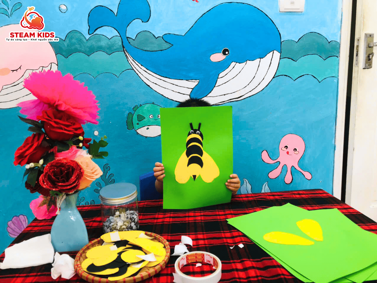 MỸ THUẬT SÁNG TẠO – LỚP STEAM 13 LÀM CHÚ ONG ĐÁNG YÊU - Trường Mầm Non STEAM KIDS