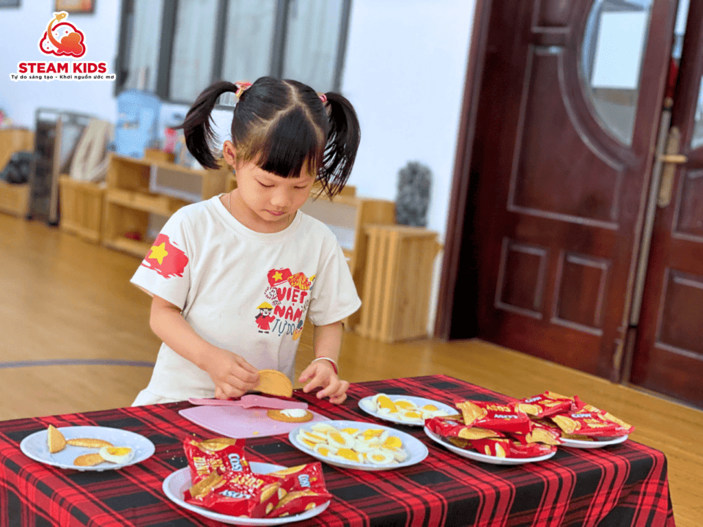 NGỌT NGÀO HƯƠNG VỊ BÁNH QUY KẸP TRỨNG NGỌT NGÀO HƯƠNG VỊ BÁNH QUY KẸP TRỨNG - Trường Mầm Non STEAM KIDS