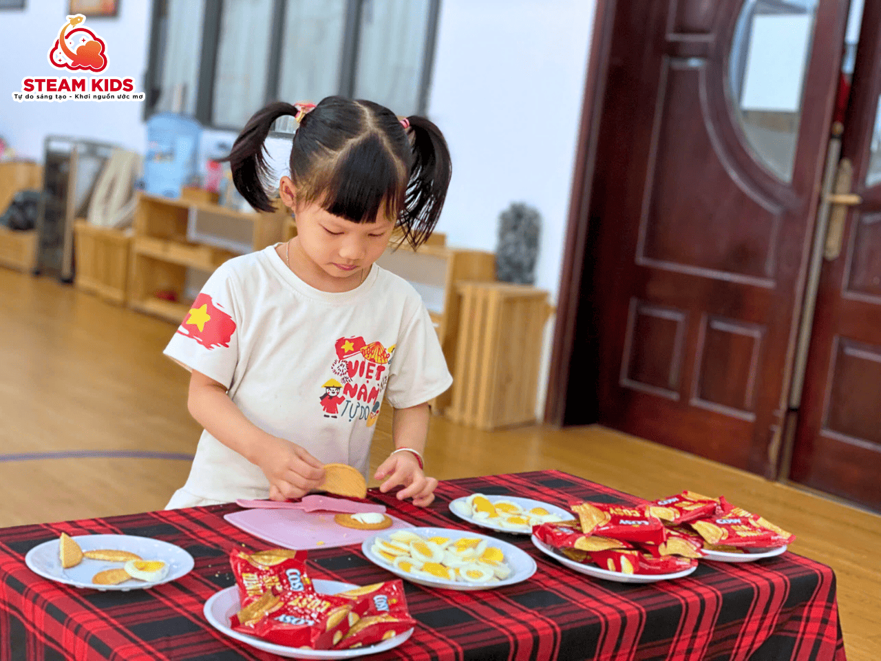 NGỌT NGÀO HƯƠNG VỊ BÁNH QUY KẸP TRỨNG - Trường Mầm Non STEAM KIDS