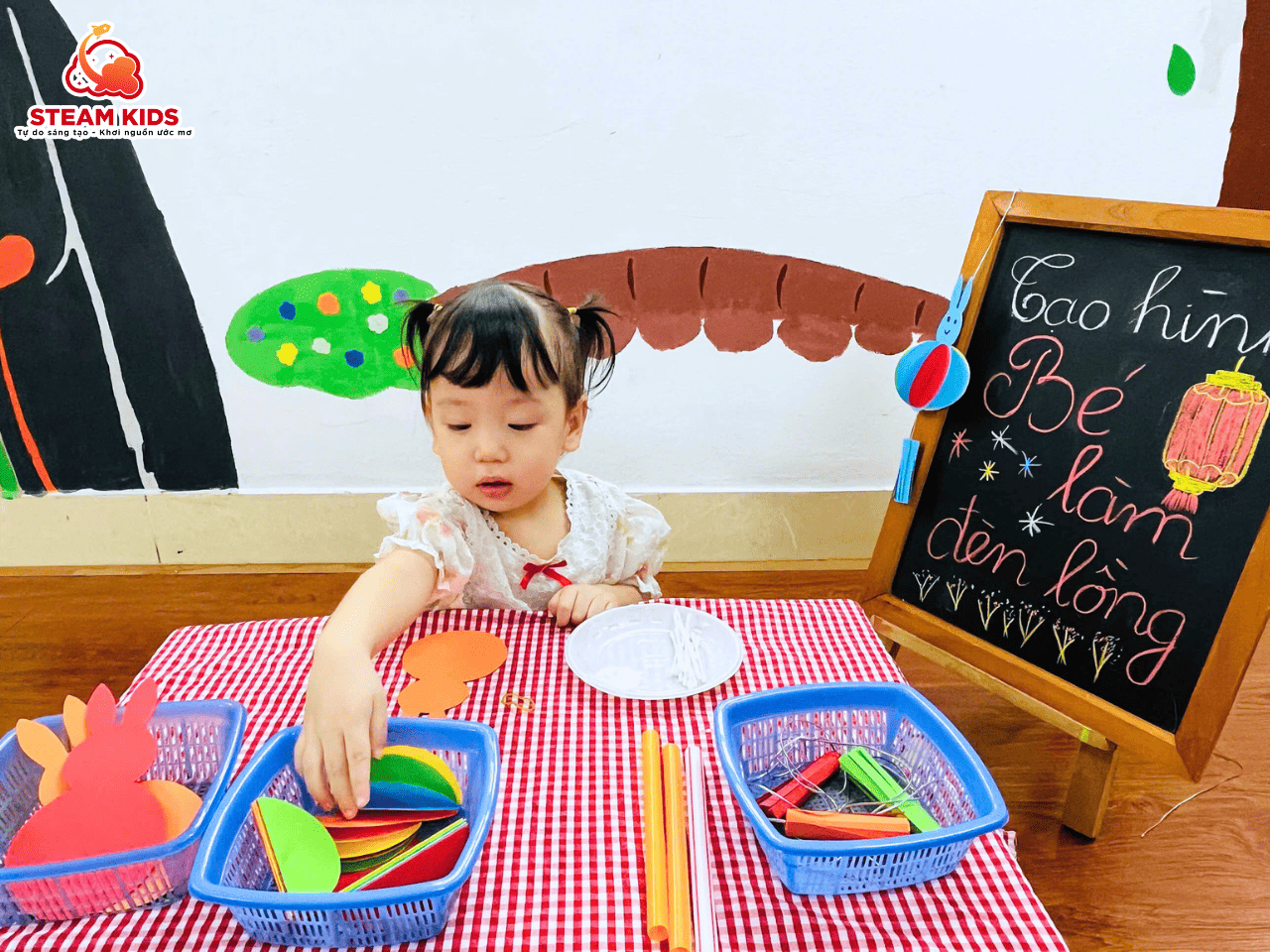 TRUNG THU RỰC RỠ – BÉ LÀM ĐÈN LỒNG XINH TRUNG THU RỰC RỠ – BÉ LÀM ĐÈN LỒNG XINH - Trường Mầm Non STEAM KIDS