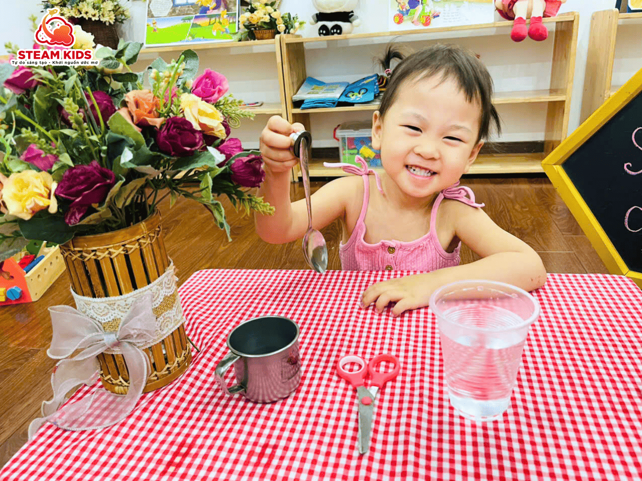 SỰ KỲ DIỆU CỦA NAM CHÂM – TIẾT HỌC STEAM CỦA CÁC NHÀ KHÁM PHÁ NHÍ LỚP STEAM 12 - Trường Mầm Non STEAM KIDS