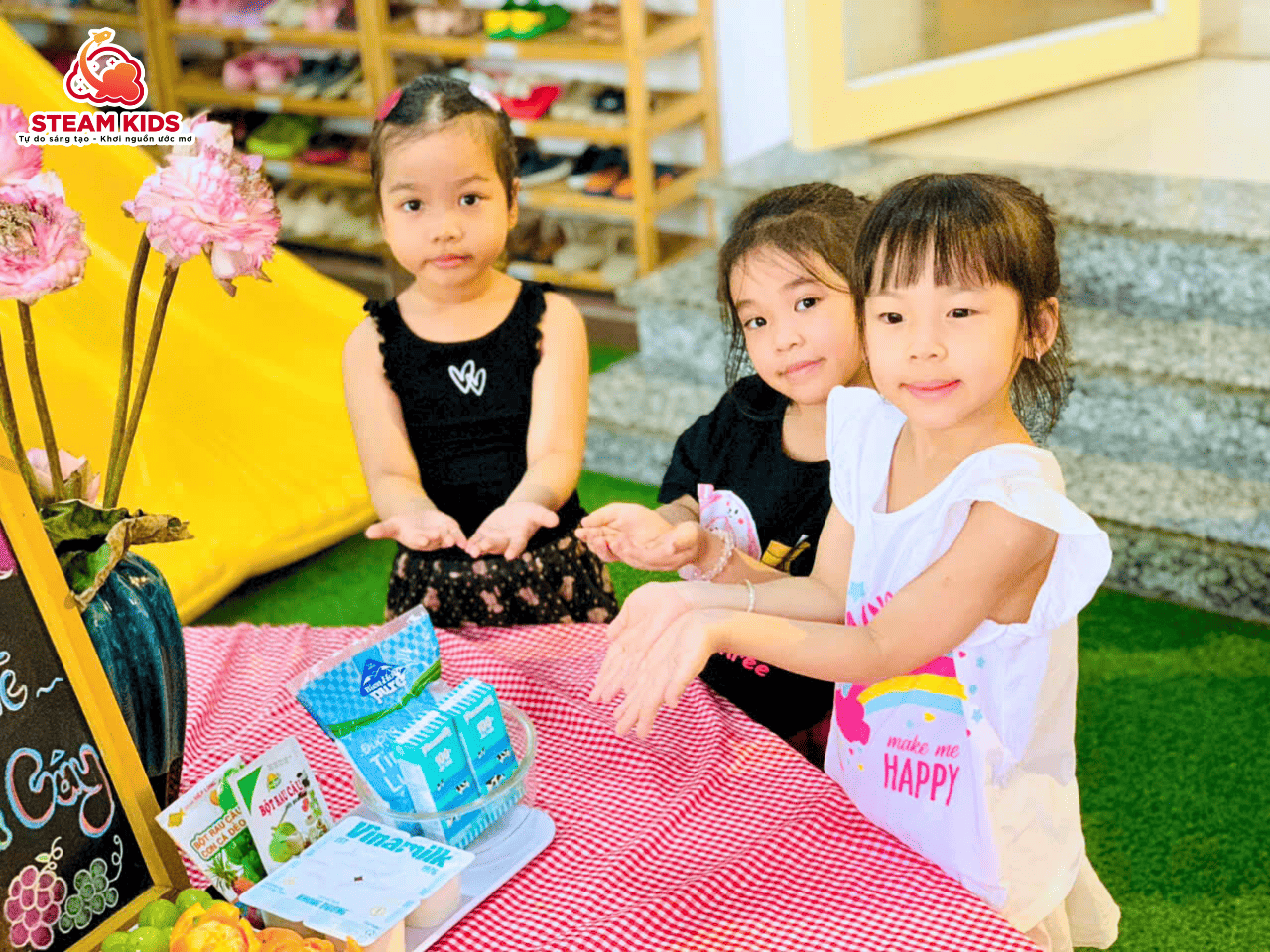 BÉ TỰ TAY LÀM THẠCH TRÁI CÂY – HƯƠNG VỊ MÙA HÈ TƯƠI NGON BÉ TỰ TAY LÀM THẠCH TRÁI CÂY – HƯƠNG VỊ MÙA HÈ TƯƠI NGON - Trường Mầm Non STEAM KIDS