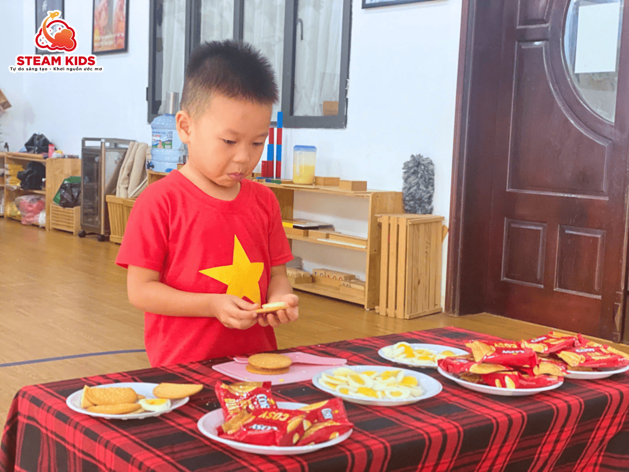 NGỌT NGÀO HƯƠNG VỊ BÁNH QUY KẸP TRỨNG NGỌT NGÀO HƯƠNG VỊ BÁNH QUY KẸP TRỨNG - Trường Mầm Non STEAM KIDS