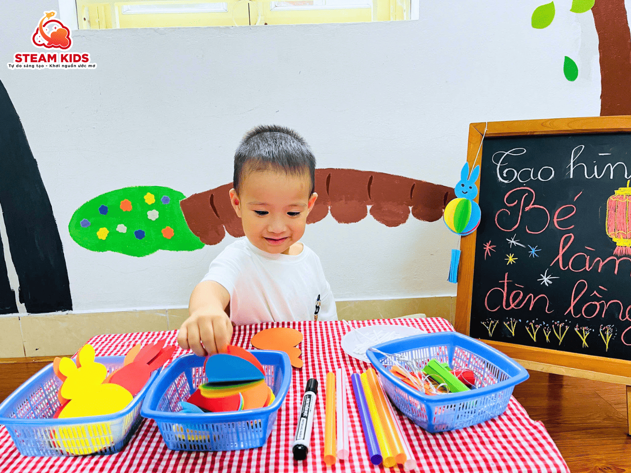 TRUNG THU RỰC RỠ – BÉ LÀM ĐÈN LỒNG XINH TRUNG THU RỰC RỠ – BÉ LÀM ĐÈN LỒNG XINH - Trường Mầm Non STEAM KIDS
