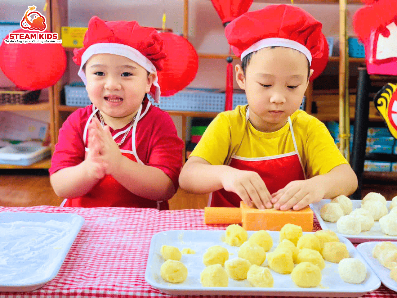 BÉ LÀM BÁNH TRUNG THU – TRẢI NGHIỆM NGỌT NGÀO CỦA LỚP STEAM 2 - Trường Mầm Non STEAM KIDS