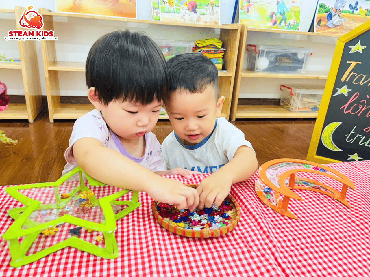 LUNG LINH ĐÈN LỒNG – TRUNG THU THÊM RỰC RỠ LUNG LINH ĐÈN LỒNG – TRUNG THU THÊM RỰC RỠ - Trường Mầm Non STEAM KIDS