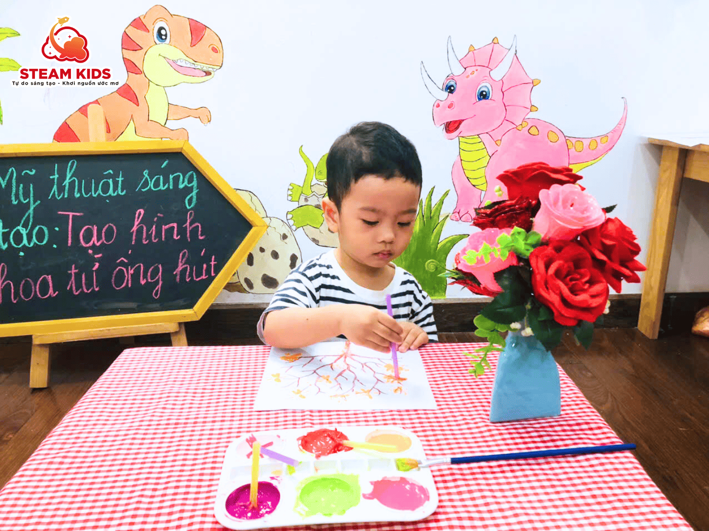 BÉ STEAM 13 SÁNG TẠO HOA TỪ ỐNG HÚT - Trường Mầm Non STEAM KIDS