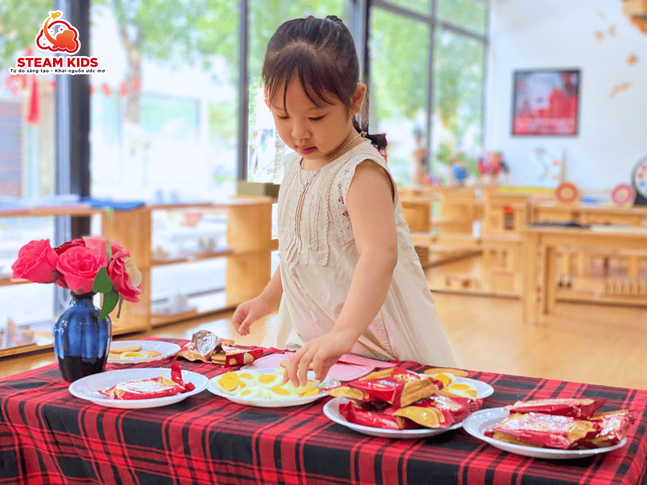 NGỌT NGÀO HƯƠNG VỊ BÁNH QUY KẸP TRỨNG NGỌT NGÀO HƯƠNG VỊ BÁNH QUY KẸP TRỨNG - Trường Mầm Non STEAM KIDS