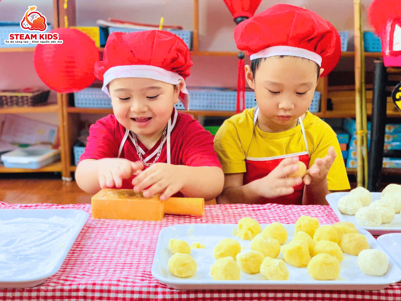 BÉ LÀM BÁNH TRUNG THU – TRẢI NGHIỆM NGỌT NGÀO CỦA LỚP STEAM 2 - Trường Mầm Non STEAM KIDS