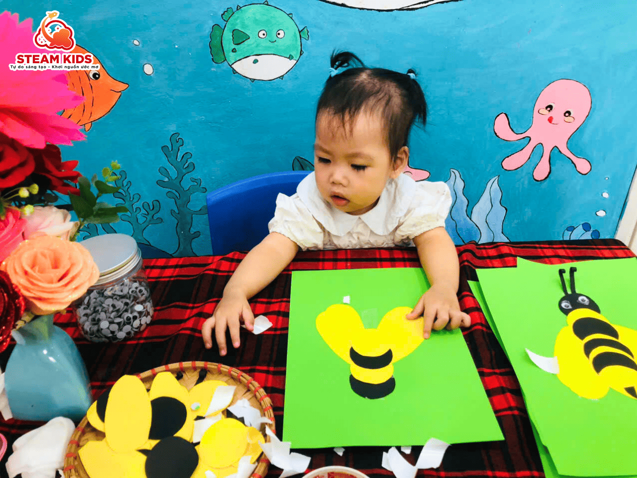 MỸ THUẬT SÁNG TẠO – LỚP STEAM 13 LÀM CHÚ ONG ĐÁNG YÊU - Trường Mầm Non STEAM KIDS