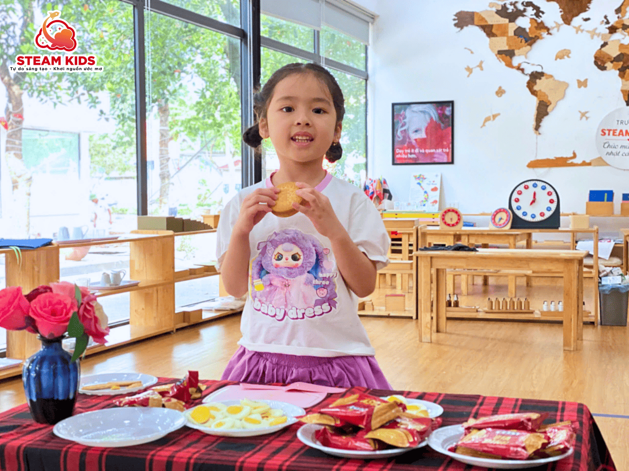 NGỌT NGÀO HƯƠNG VỊ BÁNH QUY KẸP TRỨNG NGỌT NGÀO HƯƠNG VỊ BÁNH QUY KẸP TRỨNG - Trường Mầm Non STEAM KIDS