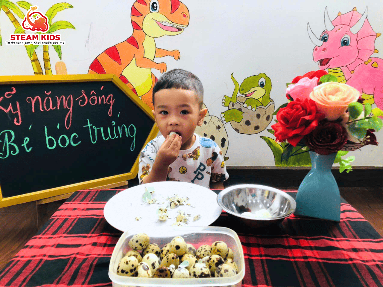 GIỜ HỌC KỸ NĂNG SỐNG – CÁC BÉ LỚP STEAM 13 TẬP BÓC TRỨNG CÚT GIỜ HỌC KỸ NĂNG SỐNG – CÁC BÉ LỚP STEAM 13 TẬP BÓC TRỨNG CÚT - Trường Mầm Non STEAM KIDS