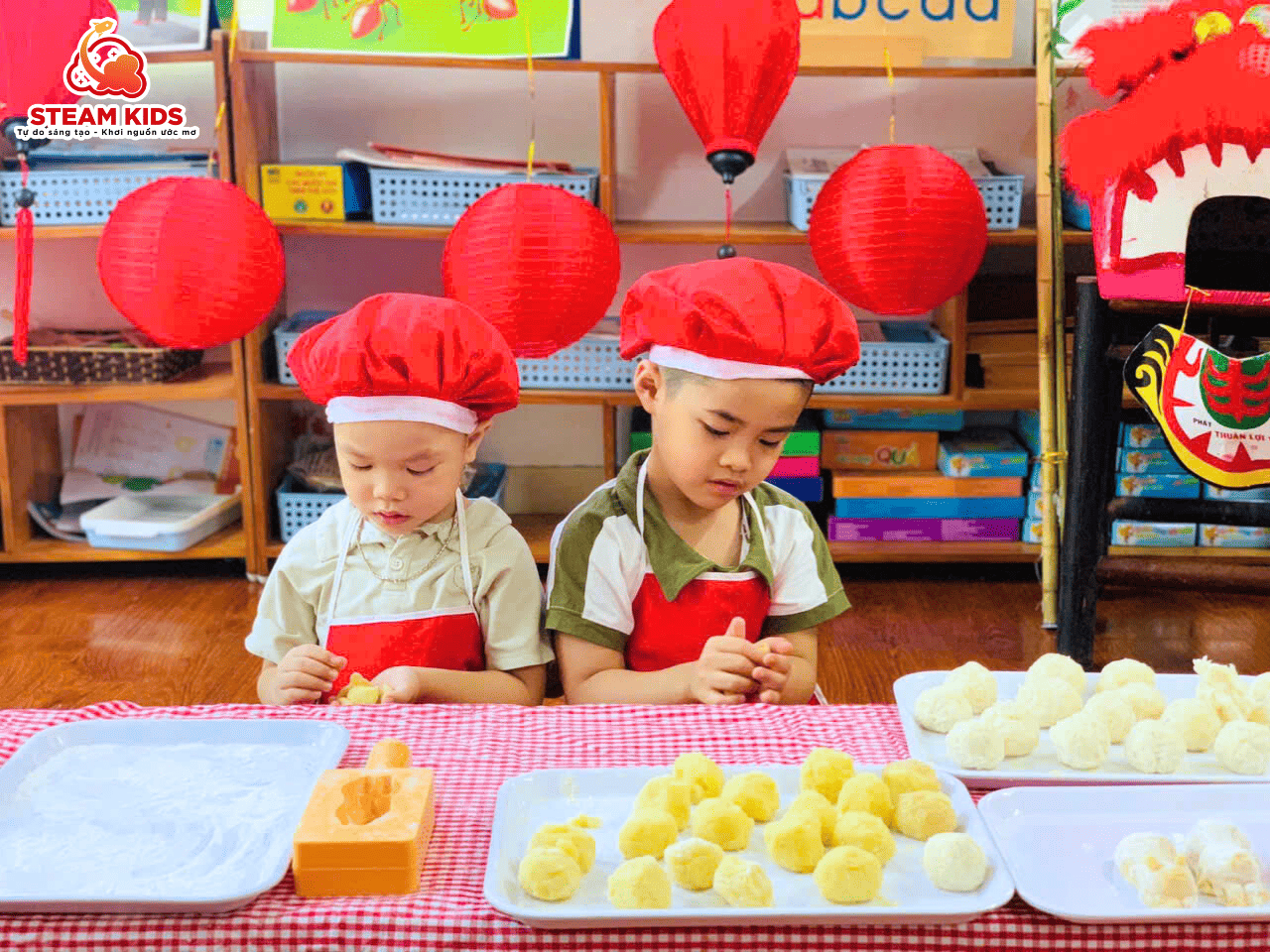 BÉ LÀM BÁNH TRUNG THU – TRẢI NGHIỆM NGỌT NGÀO CỦA LỚP STEAM 2 - Trường Mầm Non STEAM KIDS