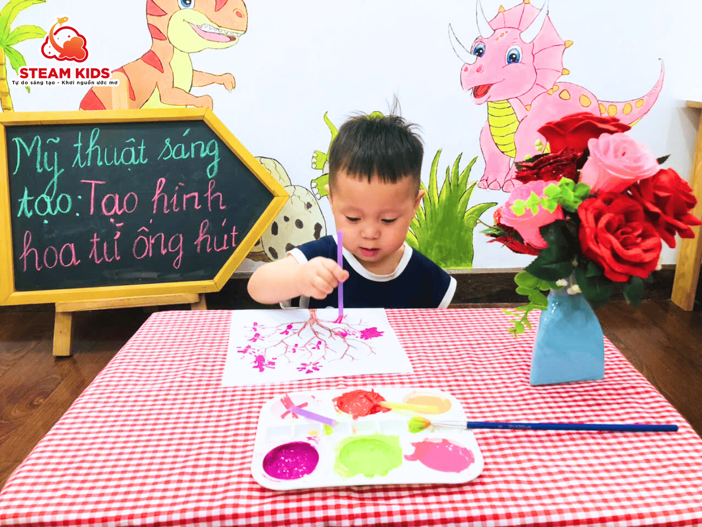 BÉ STEAM 13 SÁNG TẠO HOA TỪ ỐNG HÚT - Trường Mầm Non STEAM KIDS