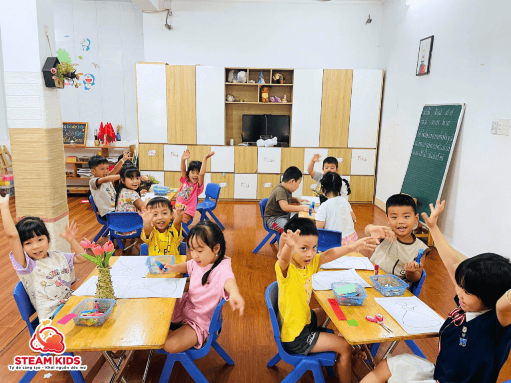 BÉ CẮT DÁN HOA TẶNG MẸ YÊU NHÂN NGÀY 20/10 BÉ CẮT DÁN HOA TẶNG MẸ YÊU NHÂN NGÀY 20/10 - Trường Mầm Non STEAM KIDS